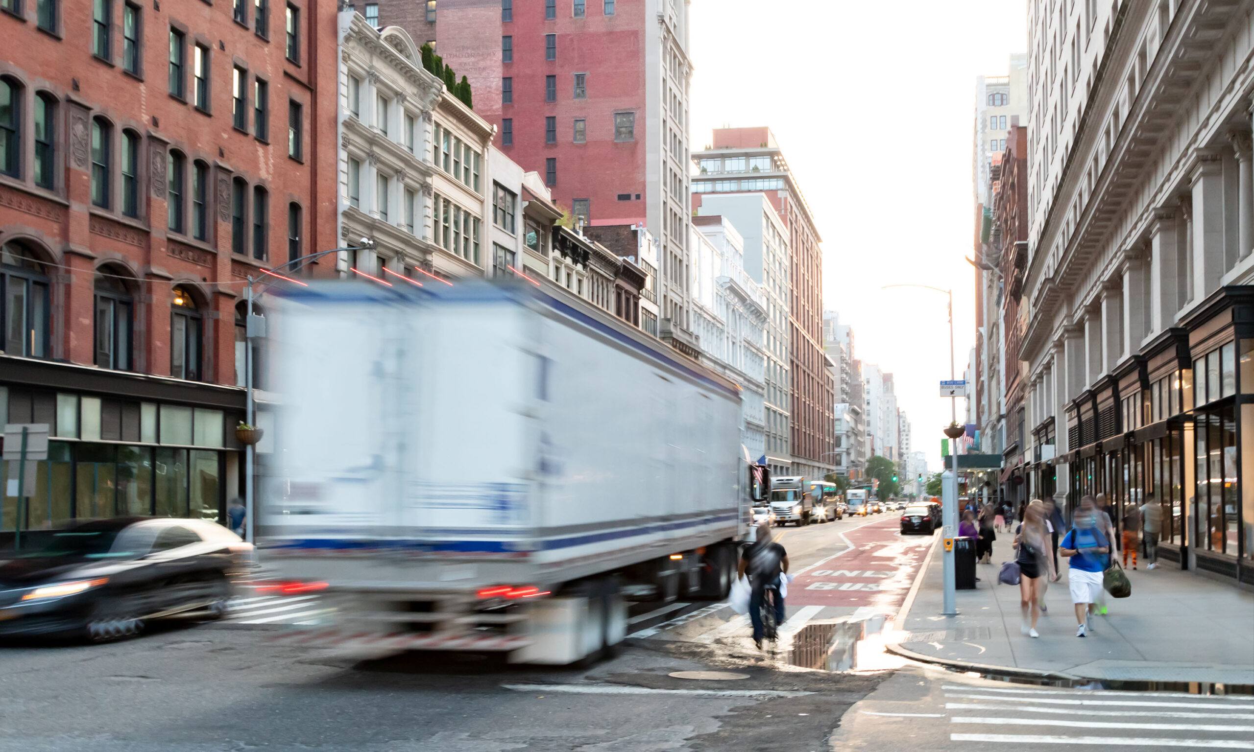 Vue animée de la 23e rue avec camion de livraison en ville