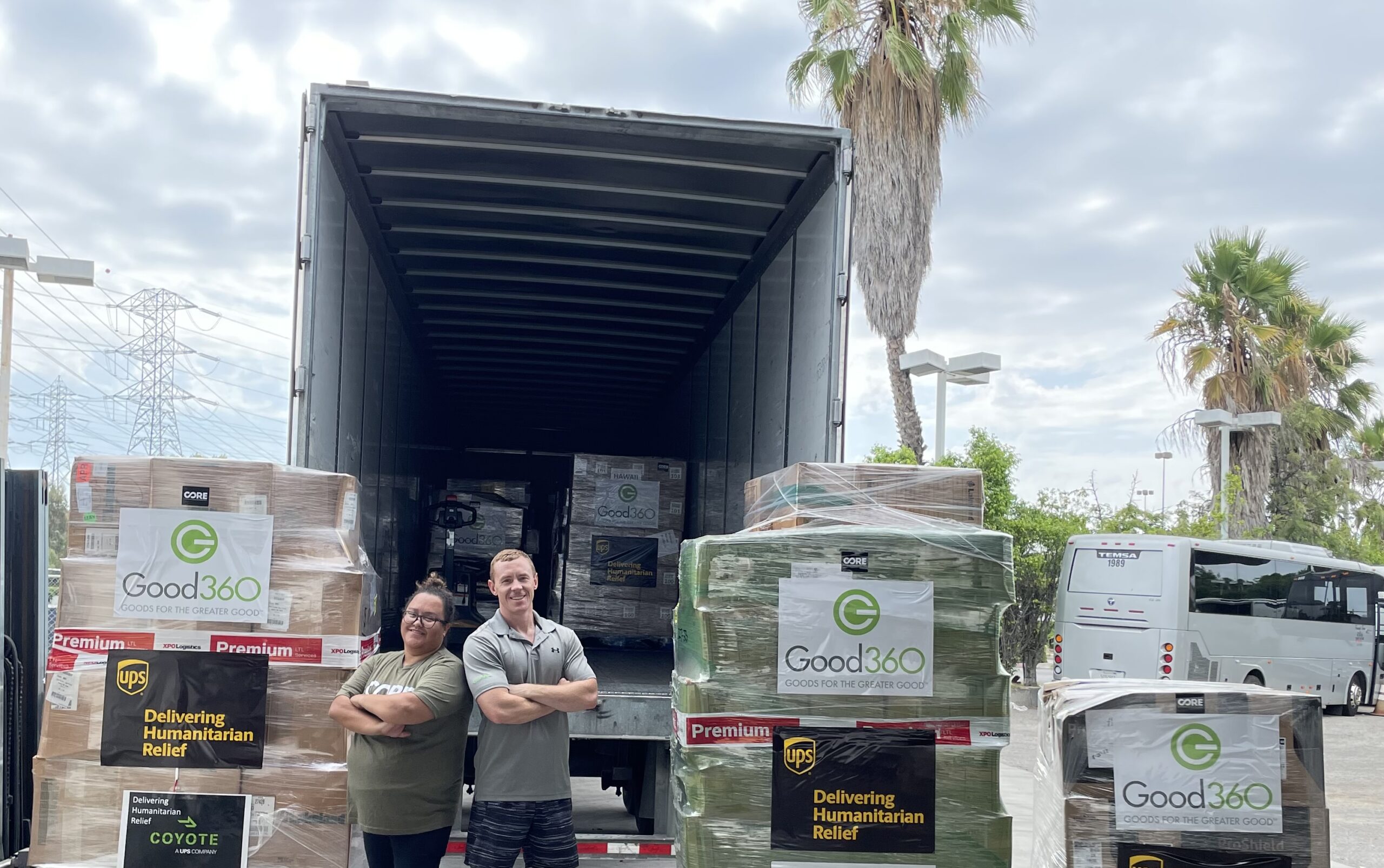 Brenda Cruz et Zach Gilstrap avec le fret de secours de Maui